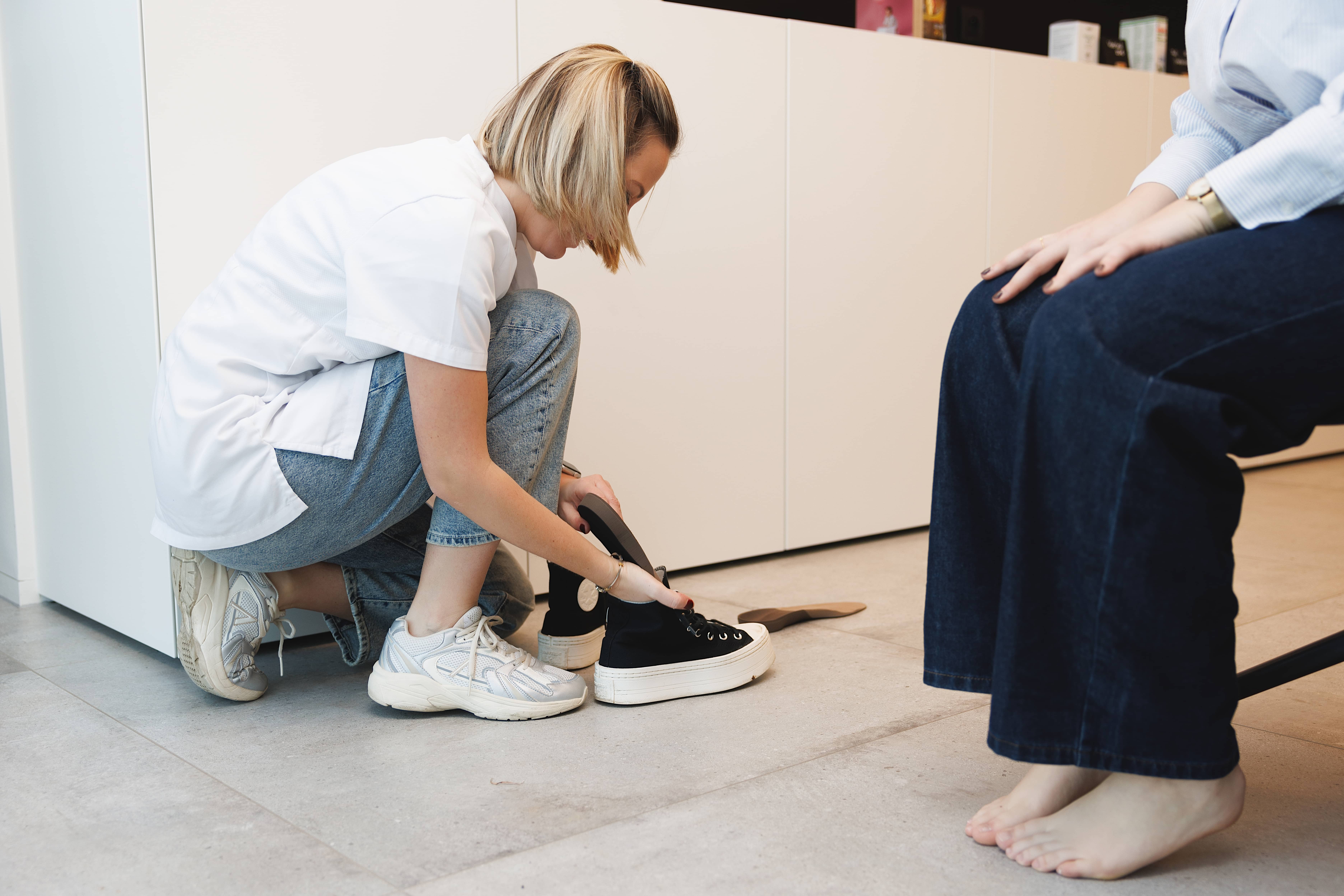 Foto Laurence Samyn tijdens schoeninspectie